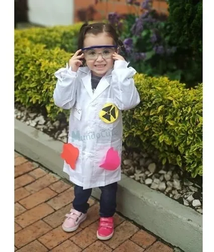 niño con disfraz de científico con bata blanca, gafas de protección, tubo  de ensayo y bigote, buscando tratamiento para el coronavirus Stock Photo