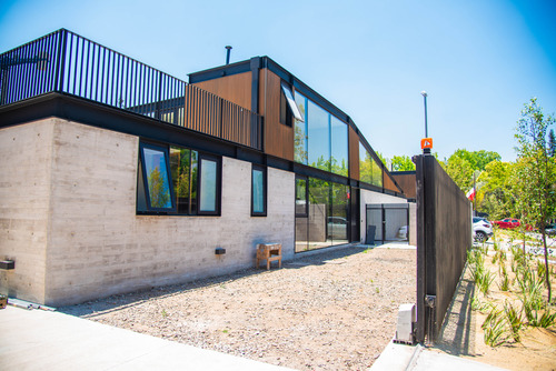 Increible Casa Minimalista-colegio Newland