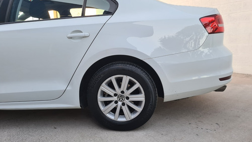 Imagen 9 de 18 de Volkswagen Vento 2.0 Advance Mt 2015