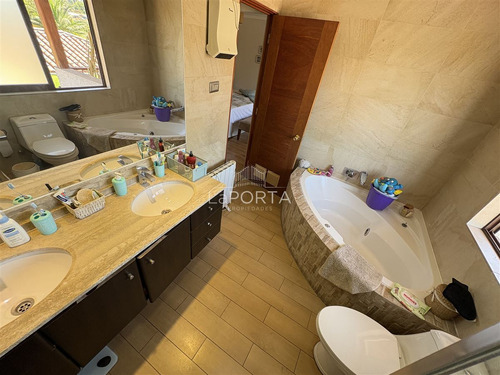 Gran Casa / Colina-lo Pinto-chicureo / Condominio Cerrado