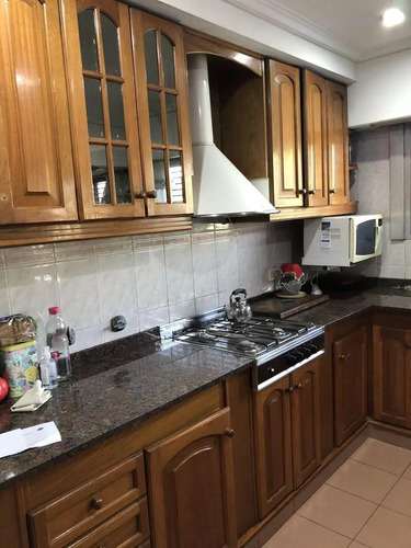 Casa En Venta - 4 Dormitorios 5 Baños - Cochera - 250mts2 - Lomas De Zamora