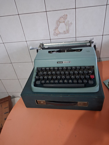 Maquina. Escrever Ollivete 32 Leia Anuncio