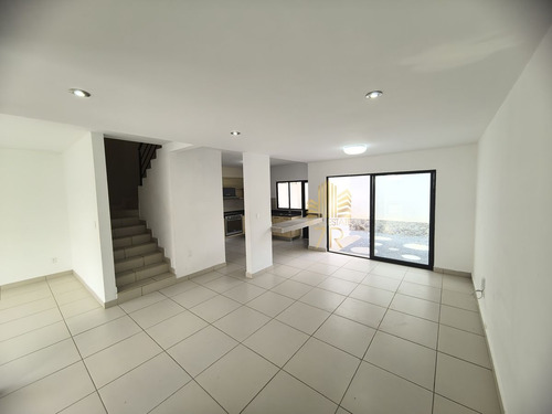 Casa En Venta En Zibata Con 3 Recámaras Y Baño Privado Cada Una
