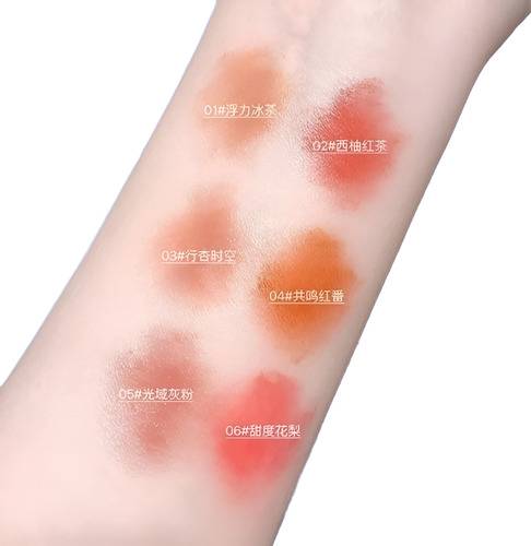 Labial En Barra Click Dorado Holding Light Gege Bear 03