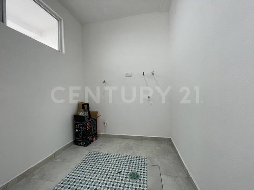 Venta De Casa, 3 Recamaras Con Closet, 3 Baños, Amplio Jardín Con Terraza