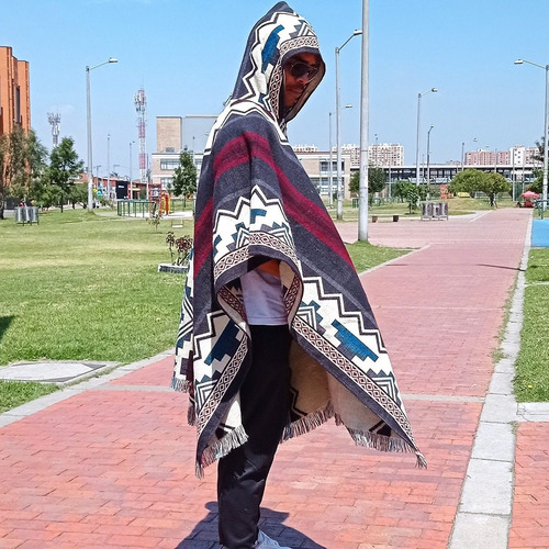 Imagen 4 de 8 de Maxiruana Poncho Hombre Mujer Lana Alpaca Ligera Con Capota