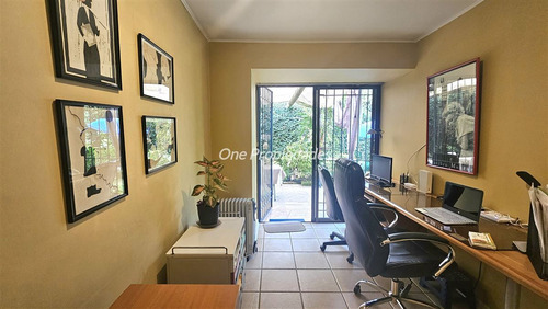 Casa En Venta De 4 Dorm.3 Baños Estar Servicio En Las Condes