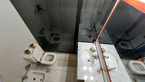 Imagen 11 de 14 de Espectacular Penthouse Con Muebles Franzini Y Sarmiento Inmediaciones De Pocitos Y Punta C. 3 Dormitorios Parrillero Terraza 30 Mts Gc12500 Edif. Con Calefaccion Vig 24 Hrs Y Sum 1 Gje Anuales Solo