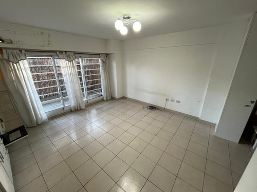 Monoambiente Divisible En Liniers 38 M², Al Frente C/balcon Terraza. Piso 1