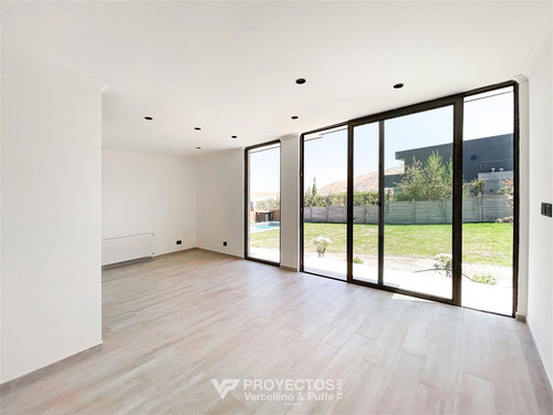 Moderna Y Espaciosa Casa Con Piscina, Jardín Y Quincho