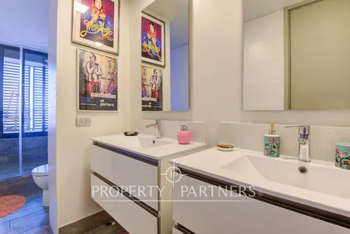 Penthouse Dúplex Con Vista Despejada En Moderno Ed...