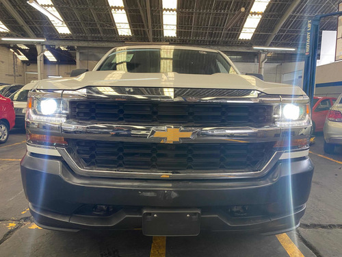 Imagen 2 de 9 de Chevrolet Silverado 2017 5.4 2500 Doble Cabina Ls 4x4 At