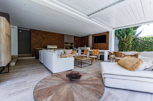 Casa En Venta De 7 Dorm. En Lo Barnechea