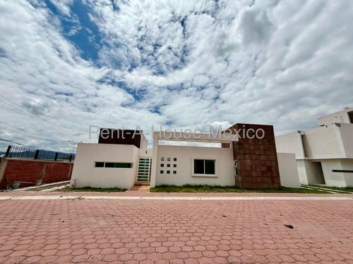 Casa De 1 Nivel Con Sala De Tv Y 3 Recámaras, Venta - Santa Rosa Jauregui