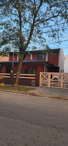 Duplex Al Frente, Con Espacio Guardacoche. Gas Natural.