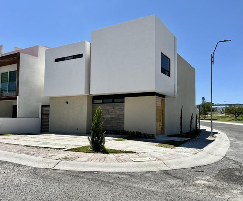 Moderna Casa En Esquina En Juriquilla... Amplios Espacios Y Acabados De Lujo!