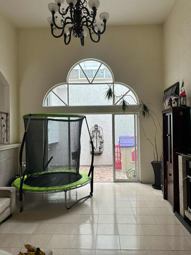 ¡casa En Venta En Condominio A Una Calle De Tollocan Y 5 Minutos De Town Square!