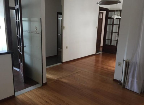 Alquilo Cómodo Apartamento En Edificio De Estilo, 2 Dormitorios, 2 Baños Y Terraza Lavadero, Ubicado En Palermo.