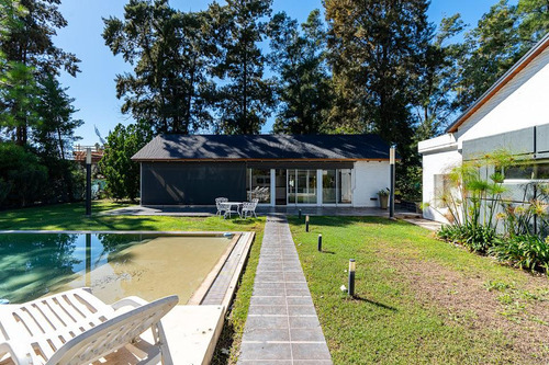 Casa En Venta 7 Ambientes 3 Dormitorios Con Jardín Quincho Parrillero Y Pileta 2 Cochera Fisherton