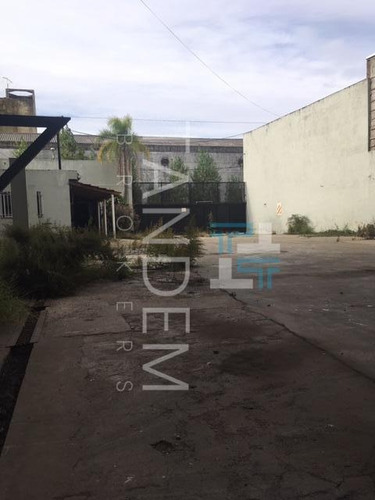 Imagen 2 de 3 de Gran Galpón Planta Libre Con Playa Al Frente En Zona Industrial San Fernando!