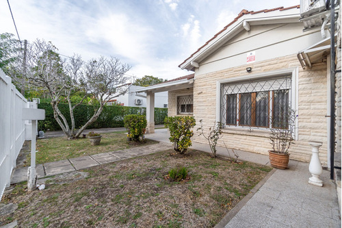 Venta Casa Con Quincho Fondo Y Pileta En City Bell