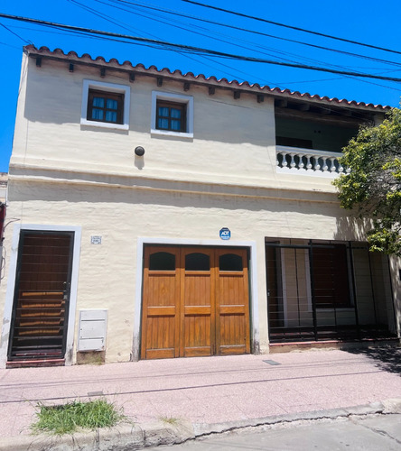 Casa En Venta  3 Dormitorios , Cochera , 2 Banos , Alto Alberdi , Cba , Arg