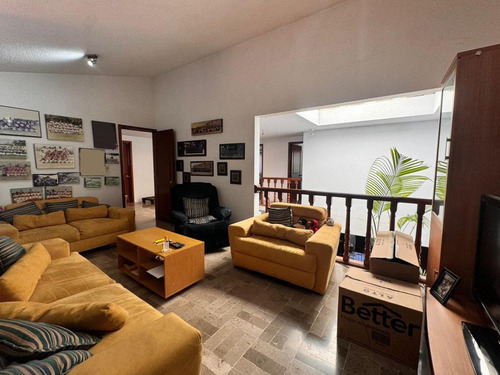 Preciosa Casa Con Seguridad En Jardines De Bellavista, Opción A 4ta Recamara En Planta Baja A Un Excelente Precio!!!