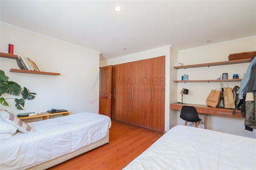 Casa En Venta De 5 Dorm. En Las Condes