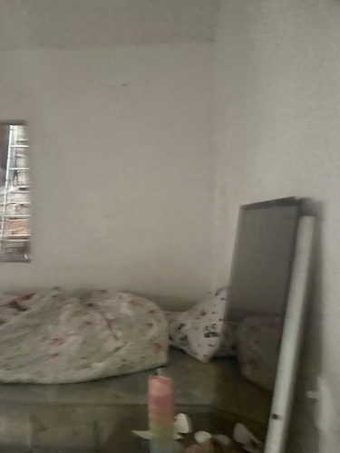 Casa Com 6 Quartos, Galpão E Banheiro.