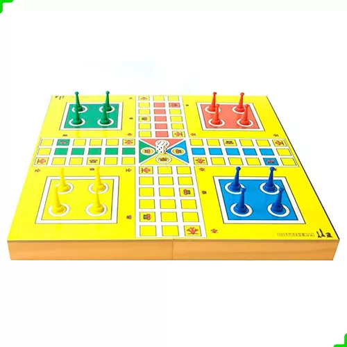 Brincadeiras dentro de casa. Criança jogando Ludo, um clássico dos