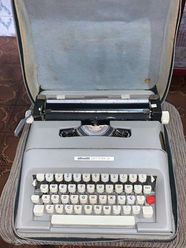 Máquina De Escrever Olivetti Lettera 35i
