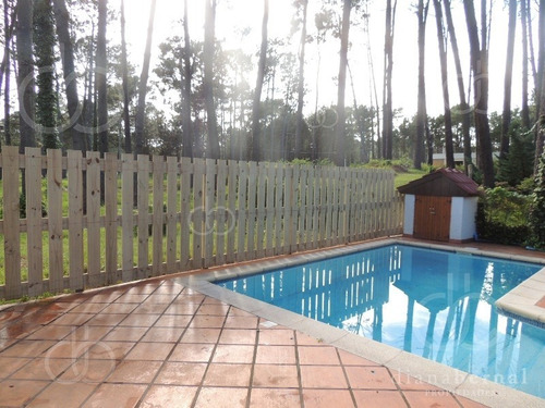 Imagen 3 de 18 de Casa En Pinares, Punta Del Este, 5 Dormitorios, Piscina Y Parrillero.- Ref: 43243