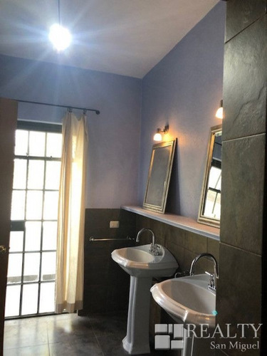 Imagen 19 de 23 de This Home Is Alive With Color, Light, And Artistic Details!