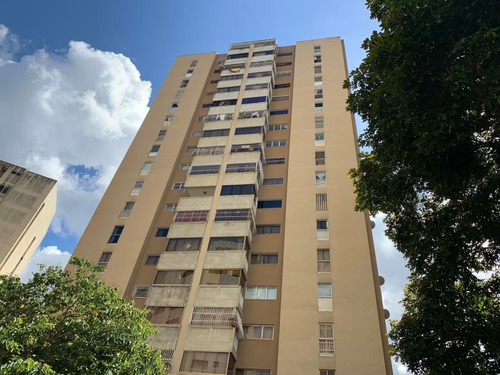 Bello Y Confortable Apartamento Remodelado En Venta Lomas De Prados Del Este, Caracas 23-8929