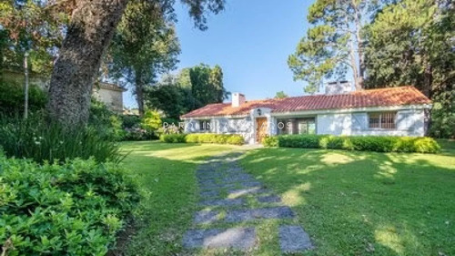 Casa En Venta De 6 Dormitorios En Golf, Punta Del Este.