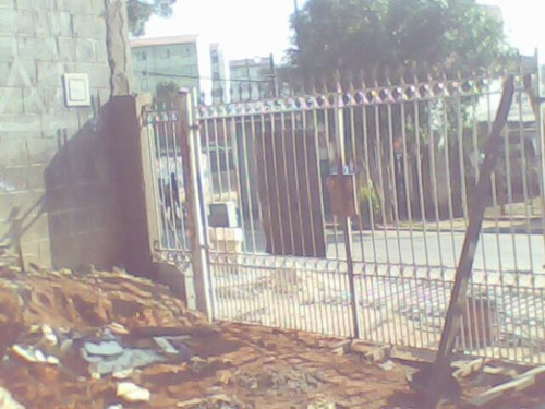 Aluga-terreno Ótimo Ponto Comercial,plaino Murado Com Grade