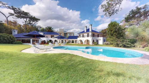 Venta De Gran Residencia A Pasos De La Playa Brava En Rincón Del Indio, Punta Del Este