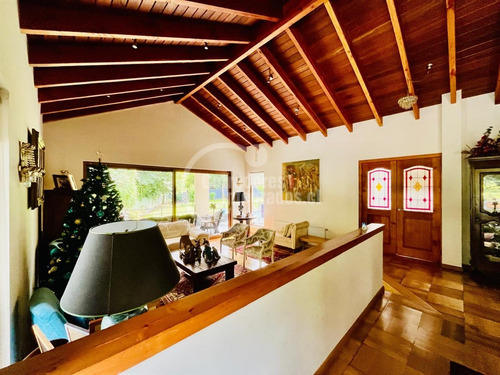 Casa En Venta De 7 Dorm. En Los Dominicos Antiguo