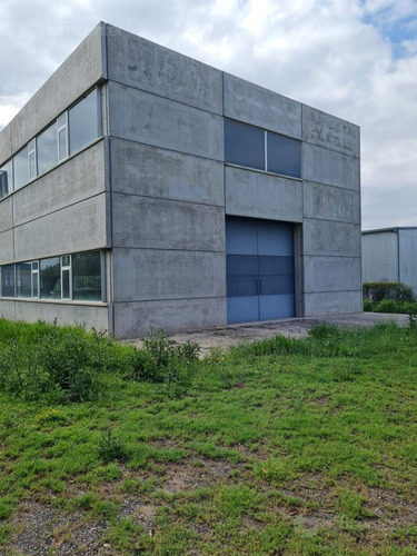 Nave Industrial En Cristobal Barritella Y Calle Del Canal - Alquiler -  Los Boulevares