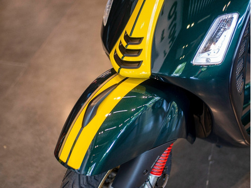Imagen 12 de 25 de Vespa Gts Super 300 Racing Sixties Verde