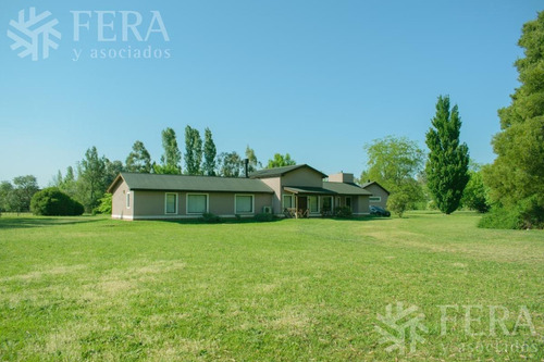 Imagen 2 de 21 de Venta De Casa De 4 Ambientes Con Cochera, Galeria, Quincho Y Piscina En Campos De Roca 1 (28792)