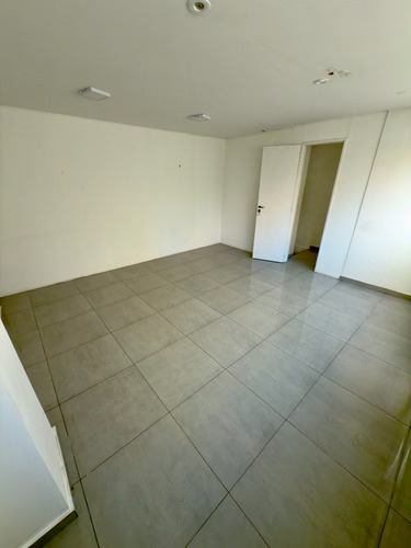Local En Alquiler, Frente, Vidriado, Patio, Baño, 2 Plantas