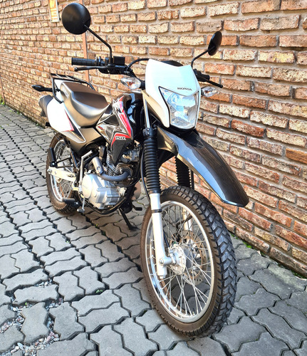 Honda Xr150l 2017 Color Negro En Exelente Estado.
