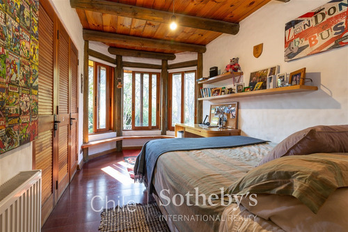 Casa En Venta En El Arrayan De 6 Dorm. En Lo Barnechea