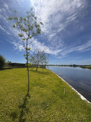 Casa Con Excelente Diseño En Barrio Marinas Puertos Del Lago