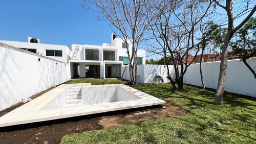   Casa Sola En Venta | 3 Recs, 3 Baños, Alberca Y Amplio Jardín | En Jiutepec, Centro $ 4,200.00