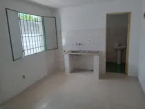 Comprar Se Alquila Casa 2 Dormitorios Con Patio Interno Y Espacio Para Auto Cerca De  Av. De Las Instrucciones 