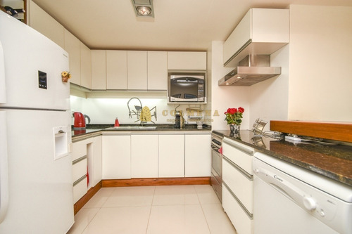 Excelente Apartamento De Tres Dormitorios Frente Al Mar - Punta Del Este- Ref: 3912