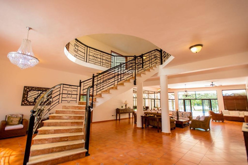 Vendo Magnífica Villa En Metro Country Club, Una Mansión De Lujo En Juan Dolió, República Dominicana