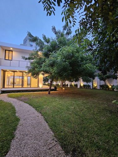 Residencia De Lujo En Venta Ubicada En La Privada Bosques De Altabrisa, Merida.